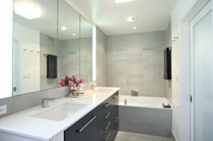 Large-Wall-Mirror-in-Small-Contemporary-Bathroom